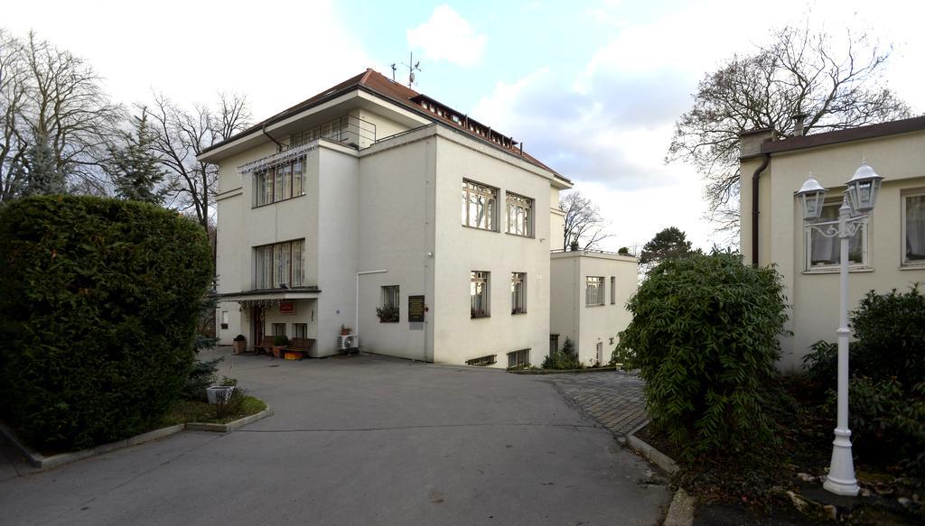 Jana - Domov Mladeze Konukevi 2*